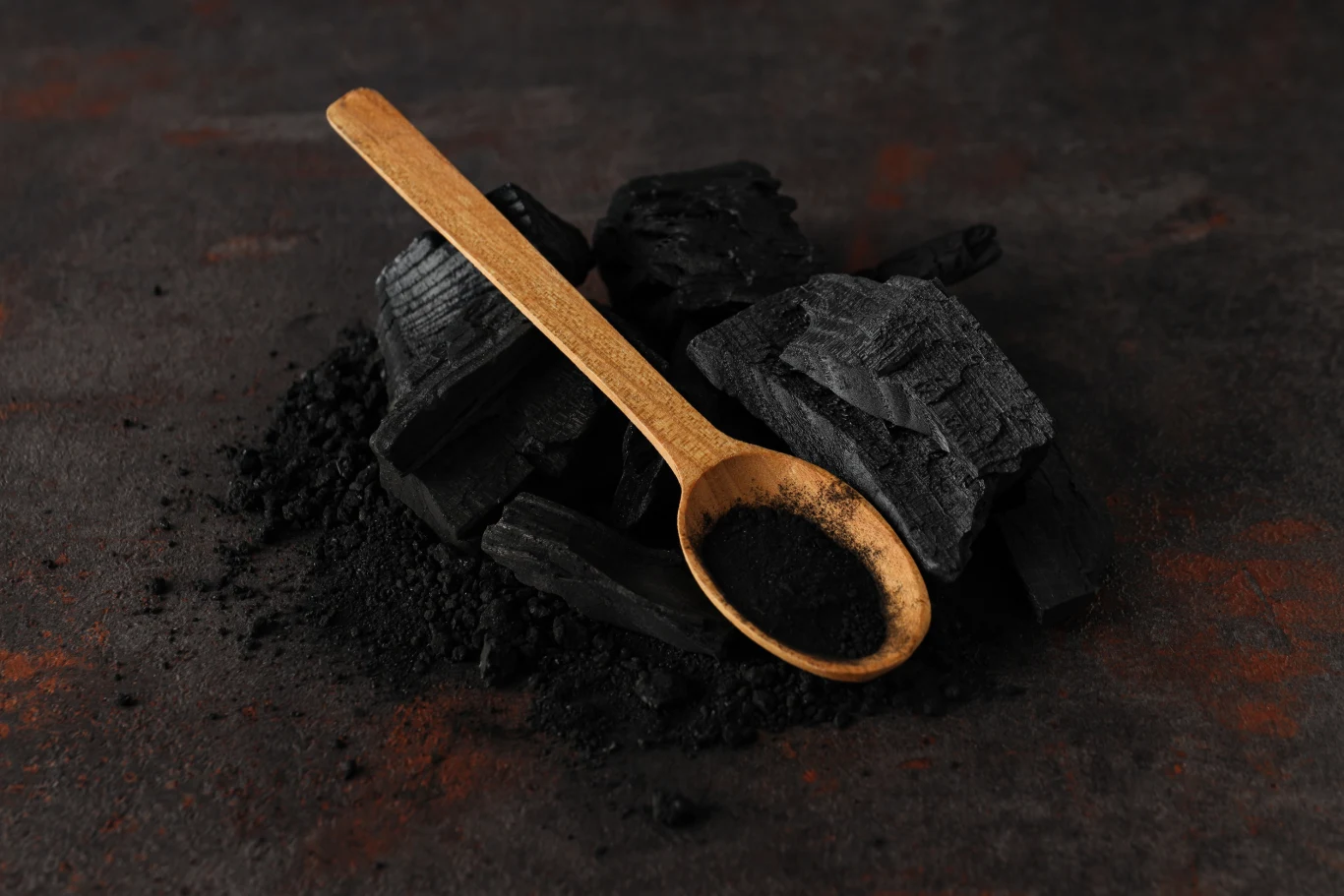 Węgiel drzewny do roślin może przybierać postać kawałków spalonego drewna lub proszku