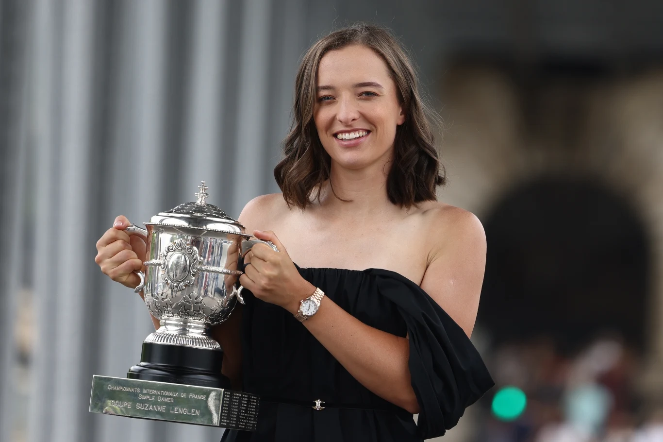 Iga Świątek z trofeum za wygranie Rolanda Garrosa