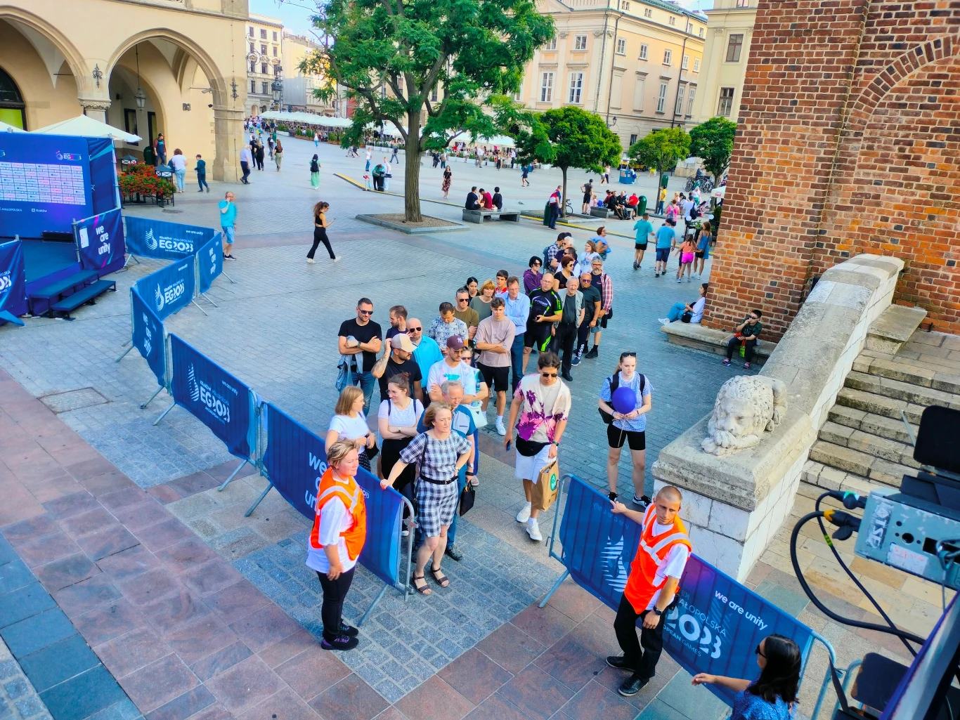 Ludzie cierpliwie czekali, by wejść na trybuny obiektu, na którym rozgrywał się teqball Ludzie cierpliwie czekali, by wejść na trybuny obiektu, na którym rozgrywał się teqball