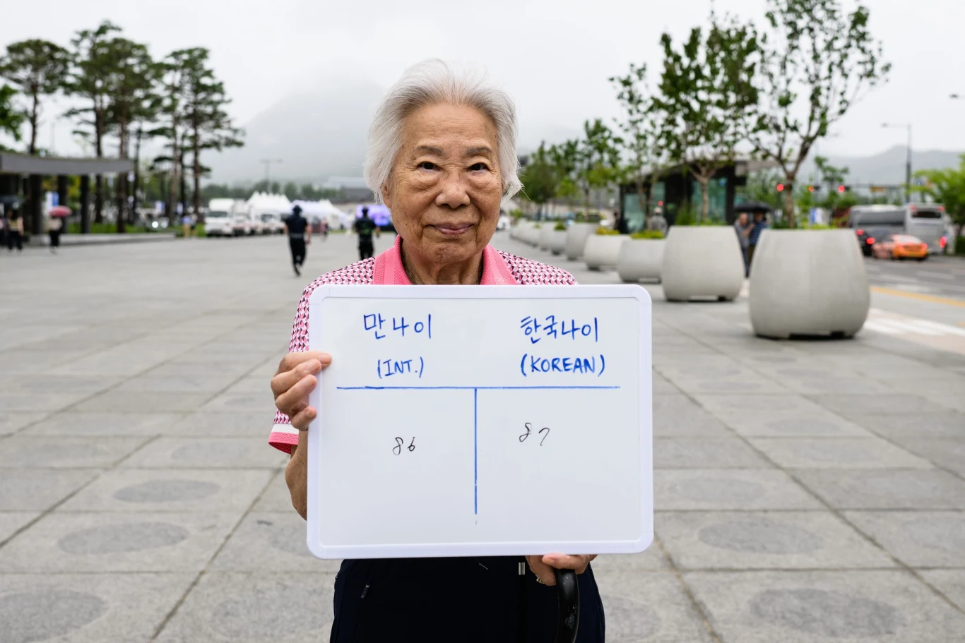 Seniorka pokazuje swój wiek koreański i międzynarodowy