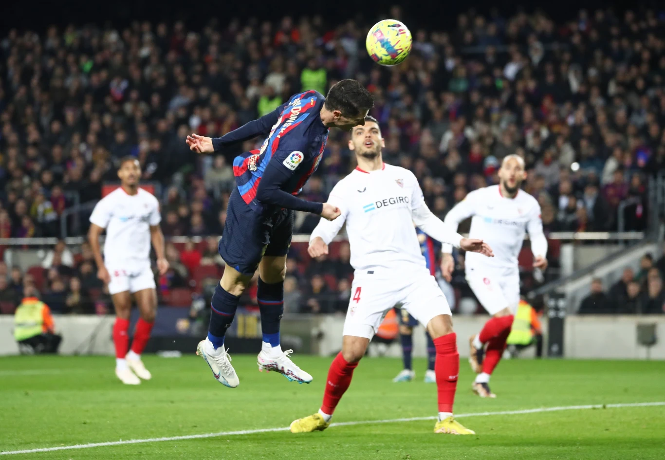 Robert Lewandowski w meczu z Sevilla FC