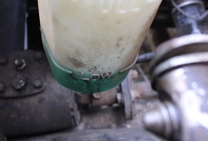 Poziom plynu należy utrzymywać w określonym zakresie. Dolewkę robimy wodą destylowaną lub płynem o tym samym kolorze