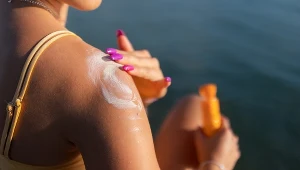 Pięknie opalona skóra to marzenie wielu osób. Ale na słońce trzeba uważać i pamiętać o odpowiedniej ochronie