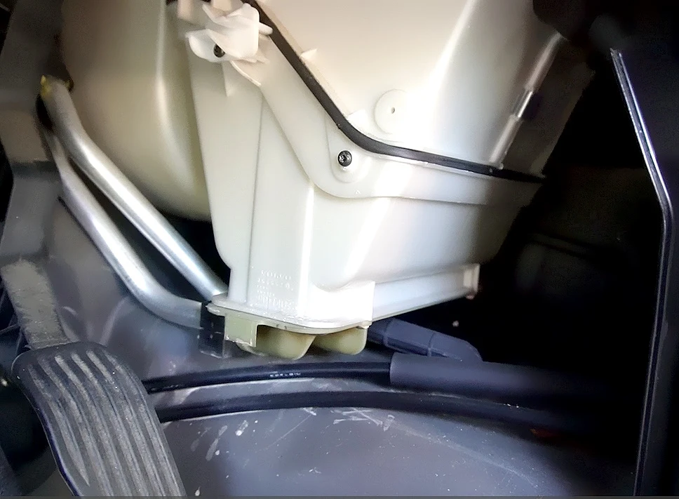 W starszych autach niesprawny układ chłodzenia może doprowadzić do wycieku z nagrzewnicy. Jeśli gwałtownie rozszczelni się w czasie jazdy kilka litrów płynu chłodniczego wyleje się nam na nogi