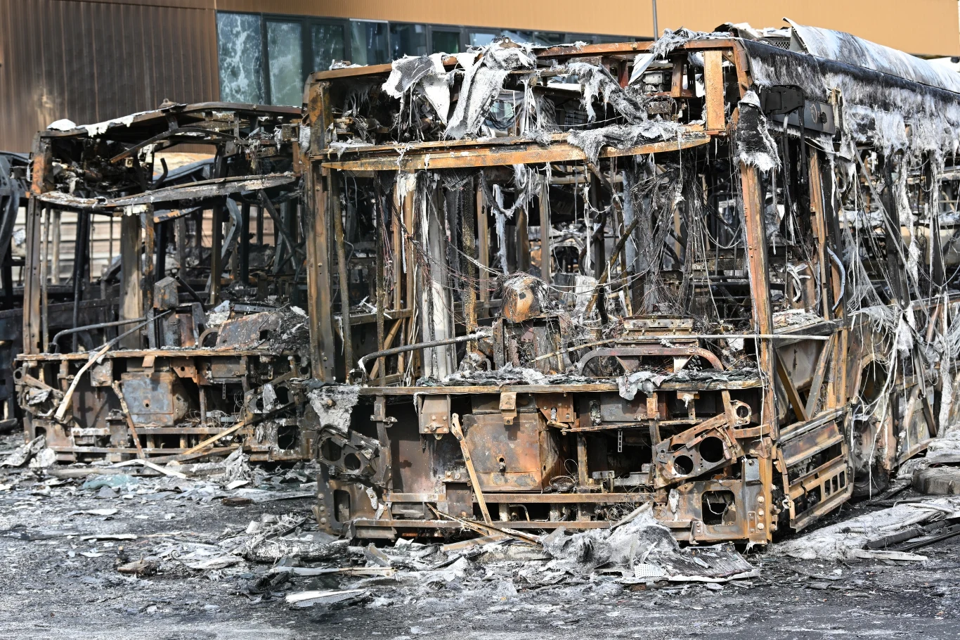 Zniszczenia przed halą wodną w Paryżu Zniszczenia przed halą wodną w Paryżu