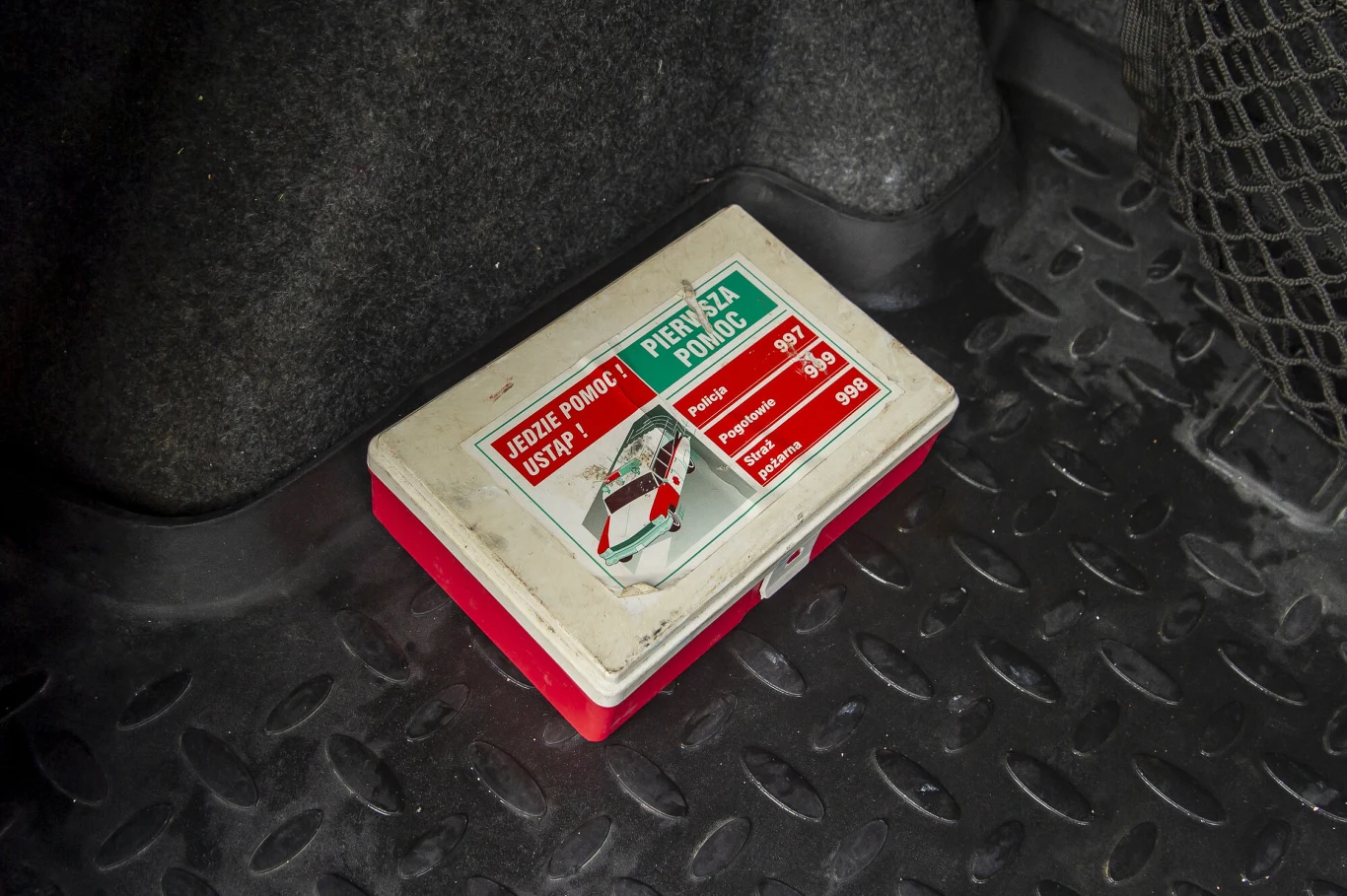 Apteczka nie jest obowiązkowa w zwykłych samochodach. Musi jednak znajdować się w autobusach, taksówkach i innych pojazdach prowadzonych przez kierowców zawodowych.