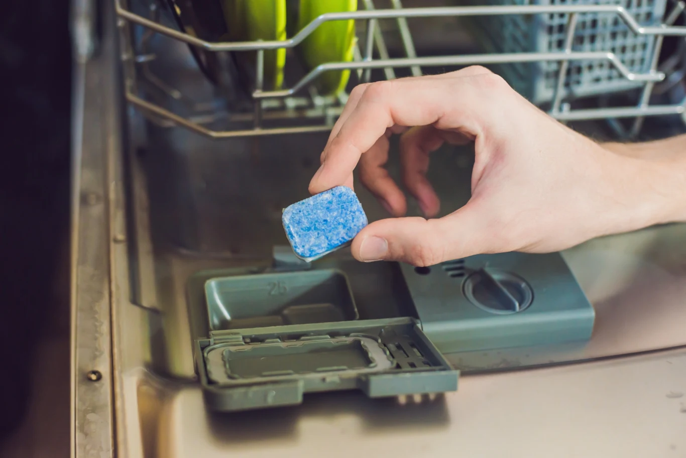 Niepozorna tabletka do zmywarki ma wiele zastosowań. Poza brudnymi naczyniami w kilka minut upora się również z brudnym bębnem w pralce i zatkanym zlewem