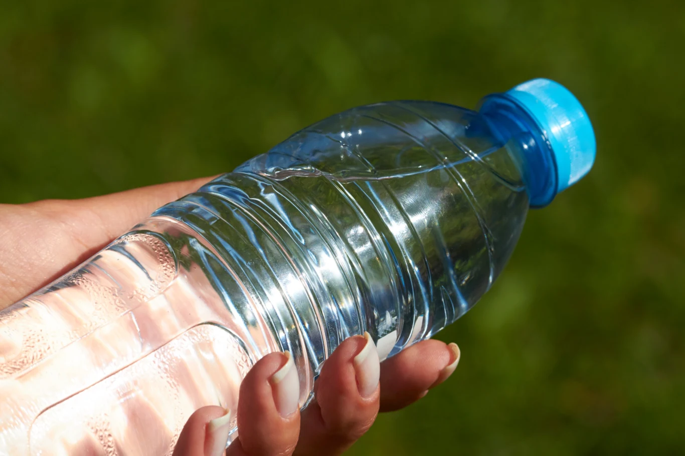 Napoje izotoniczne poleca pić się szczególnie osobom aktywnym fizycznie