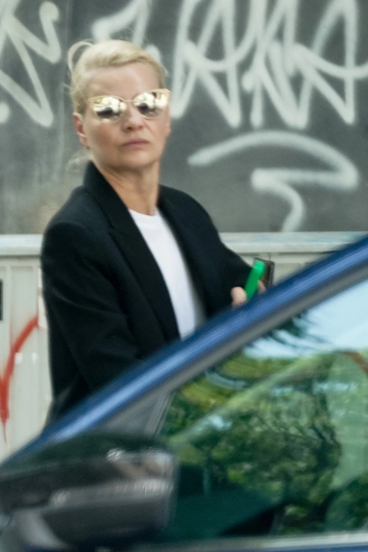 Poważna Kożuchowska przyłapana przez paparazzich Poważna Kożuchowska przyłapana przez paparazzich