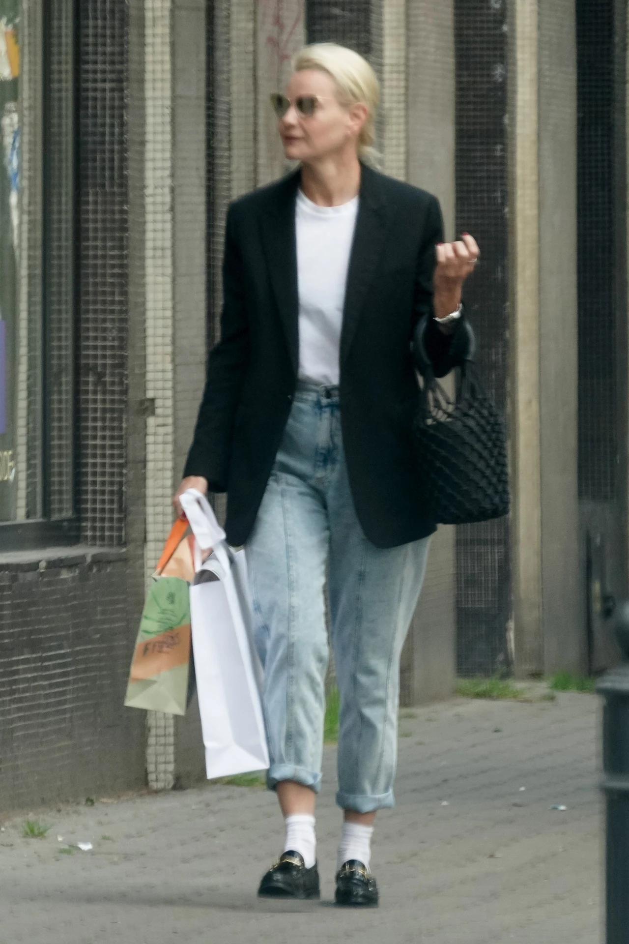 Poważna Kożuchowska przyłapana przez paparazzich na mieście z torebką jak... dzbanek! Poważna Kożuchowska przyłapana przez paparazzich na mieście z torebką jak... dzbanek!