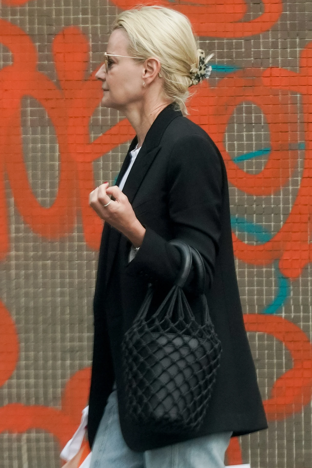 Poważna Kożuchowska na mieście z dzbankiem zamiast torebki Poważna Kożuchowska na mieście z dzbankiem zamiast torebki