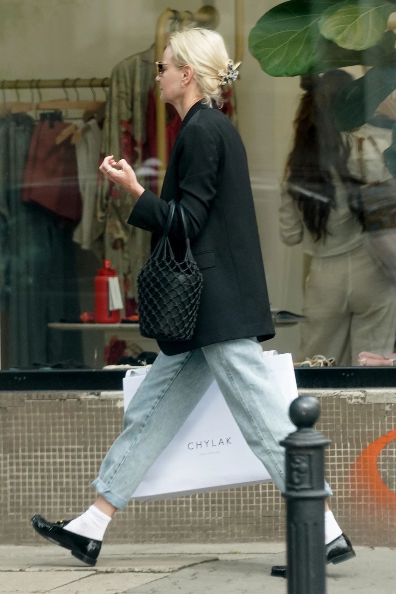 Poważna Kożuchowska na mieście z torebką, która wygląda jak dzbanek w siatce Poważna Kożuchowska na mieście z torebką, która wygląda jak dzbanek w siatce