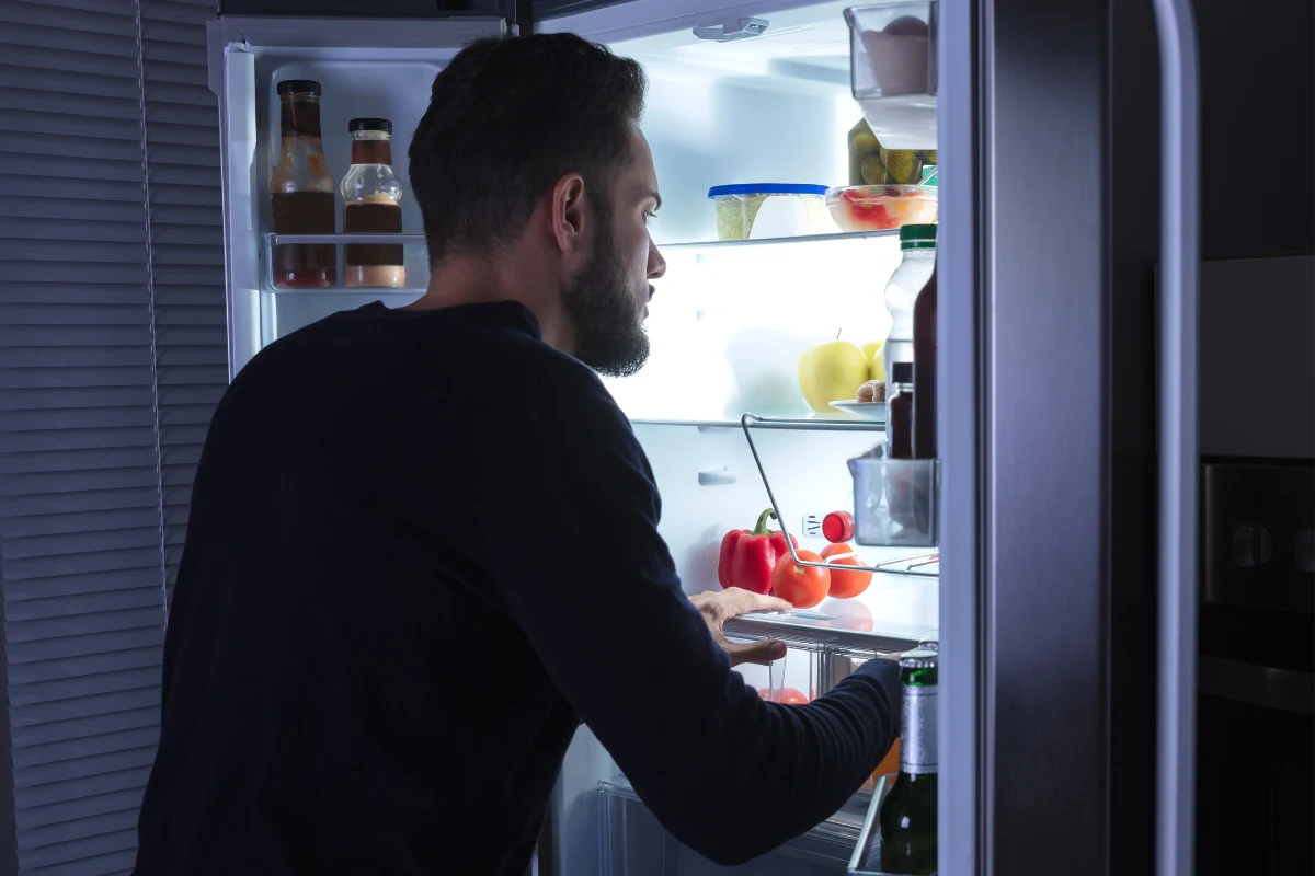 Chodzenie spać na głodnego szkodzi. Sprawdź, o której należy jeść kolację Chodzenie spać na głodnego szkodzi. Sprawdź, o której należy jeść kolację