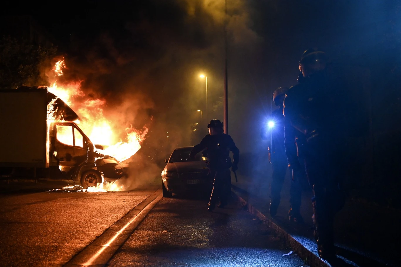 We Francji trwają zamieszki. Na zdj. płonąca ciężarówka w Nantes We Francji trwają zamieszki. Na zdj. płonąca ciężarówka w Nantes