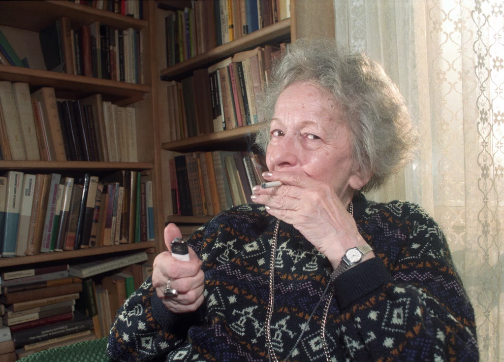 Poetka Wislawa Szymborska w swoim mieszkaniu.