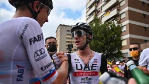 Adam Yates (przodem) przyjmuje gratulacje od Tadeja Pogačara