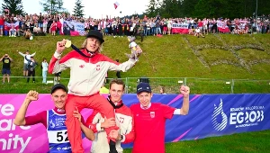 Dawid Kubacki na ramionach kolegów