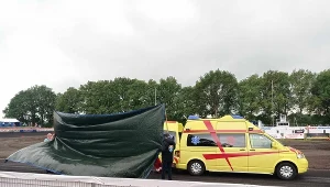 Ratownicy udzielają pomocy Patrickowi Kramerowi po dramatycznym upadku