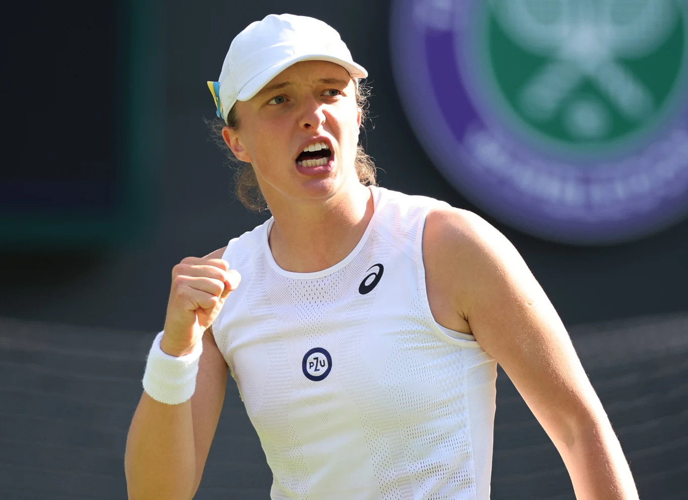 Iga Świątek na kortach Wimbledonu.