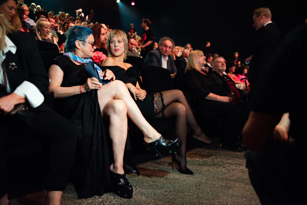 Katarzyna Figura w niebieskich włosach i kosmicznych butach na festiwalu Tofifest Katarzyna Figura w niebieskich włosach i kosmicznych butach na festiwalu Tofifest