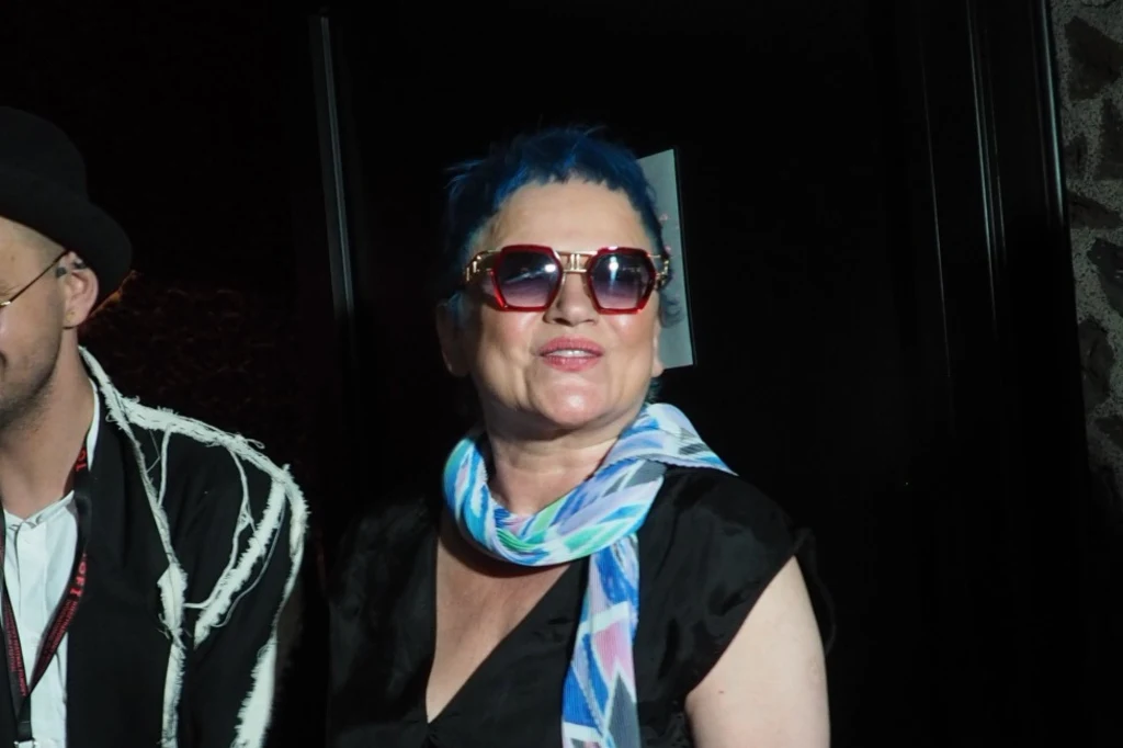 Katarzyna Figura w niebieskich włosach i stylowej apaszce na gali Tofifest