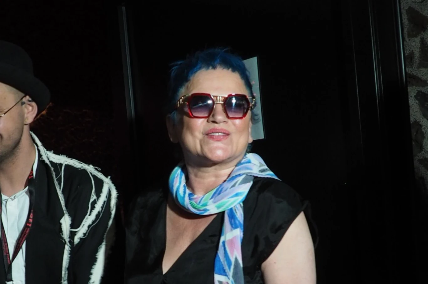 Katarzyna Figura w niebieskich włosach i stylowej apaszce na gali Tofifest Katarzyna Figura w niebieskich włosach i stylowej apaszce na gali Tofifest