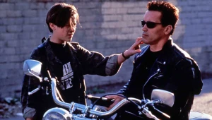 Edward Furlong i Arnold Schwarzenegger w scenie z filmu "Terminator 2: Dzień sądu"