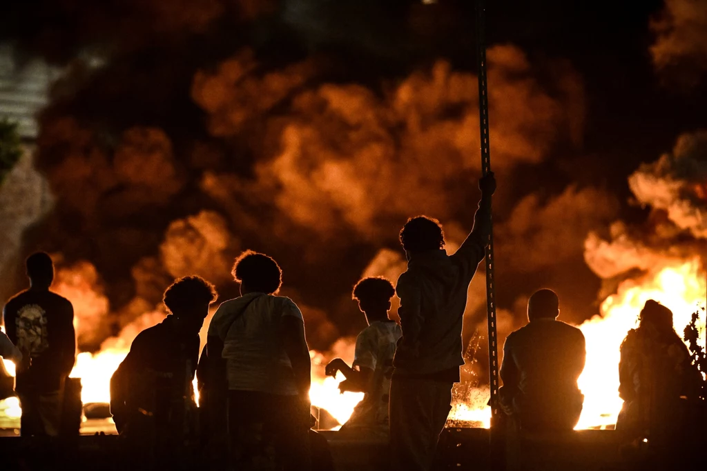 Francuskie władze twierdzą, że obecne zamieszki są jednymi z największych we współczesnej historii kraju. Tylko zeszłej nocy aresztowano aż 700 osób. W trakcie całego okresu zamieszek dochodziło nawet do ataków na siedziby policji, skąd zabierano broń