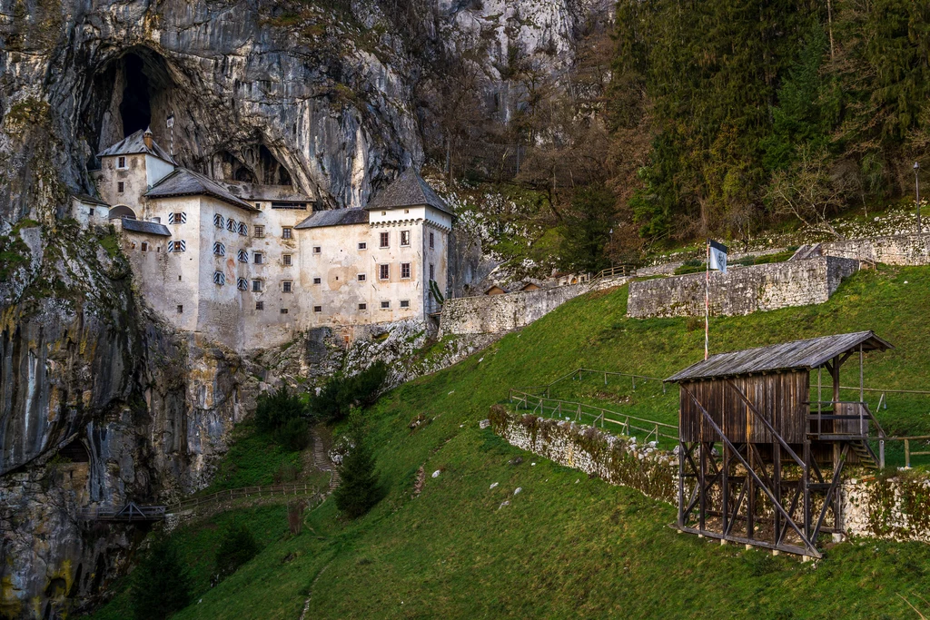 Zamek Predjama w Słowenii. Fascynujące miejsce z nieprawdopodobną historią
