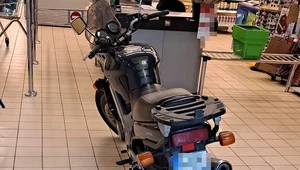 Wjechał motocyklem do sklepu i zaparkował przy samych kasach. Na trzeźwo