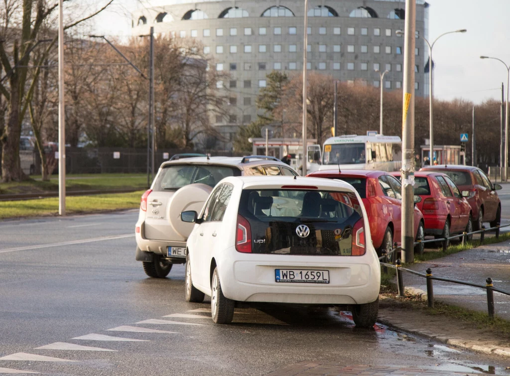 Parkowanie na skrzyżowaniu lub w odległości bliższej niż 10 metrów od niego jest niedozwolone