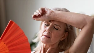 - Uderzenia gorąca nasila zły styl życia, nieprawidłowa dieta, brak ruchu i używki - przekonuje lekarka 