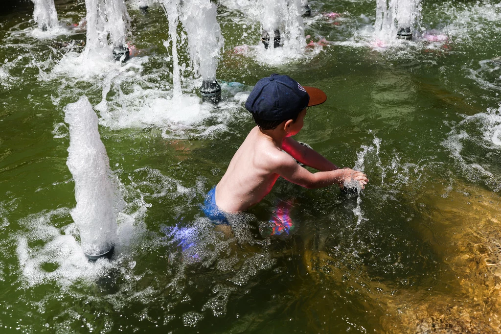 Im młodsze dziecko, tym kąpiel w fontannie bardziej ryzykowna