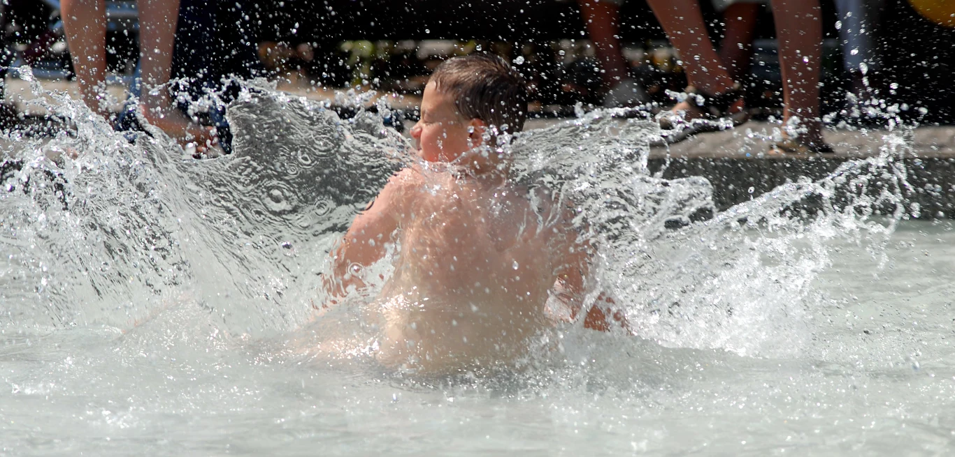 Podczas zabawy woda może dostać się do ust