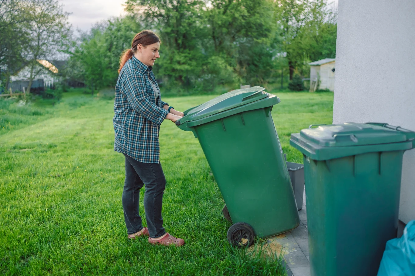 Polacy segregują śmieci, chcą tez wiedzieć, co się potem dzieje z wyrzucanymi do pojemników opakowaniami Polacy segregują śmieci, chcą tez wiedzieć, co się potem dzieje z wyrzucanymi do pojemników opakowaniami
