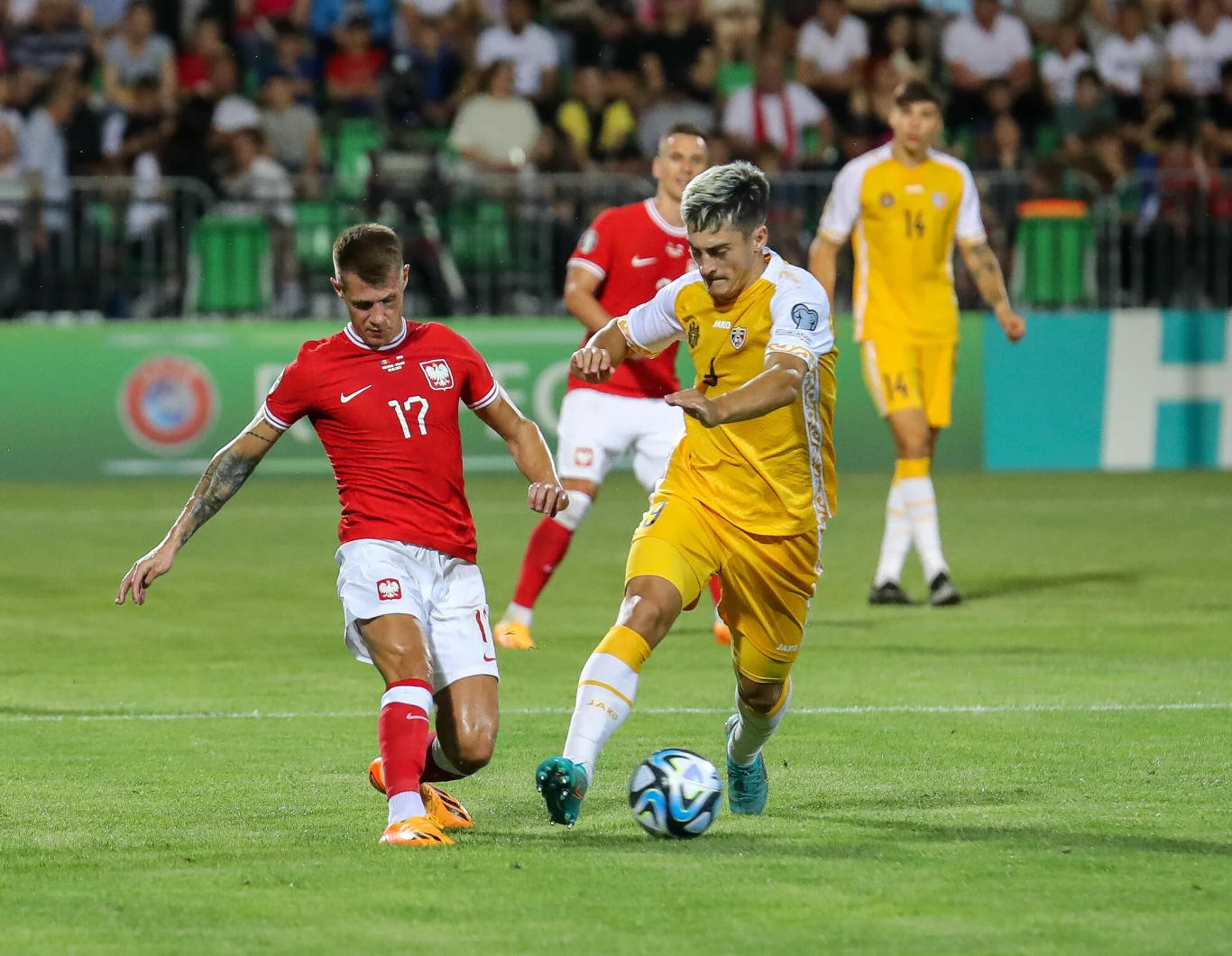 Ion Nicolaescu w szarży na polską bramkę w meczu Mołdawia - Polska