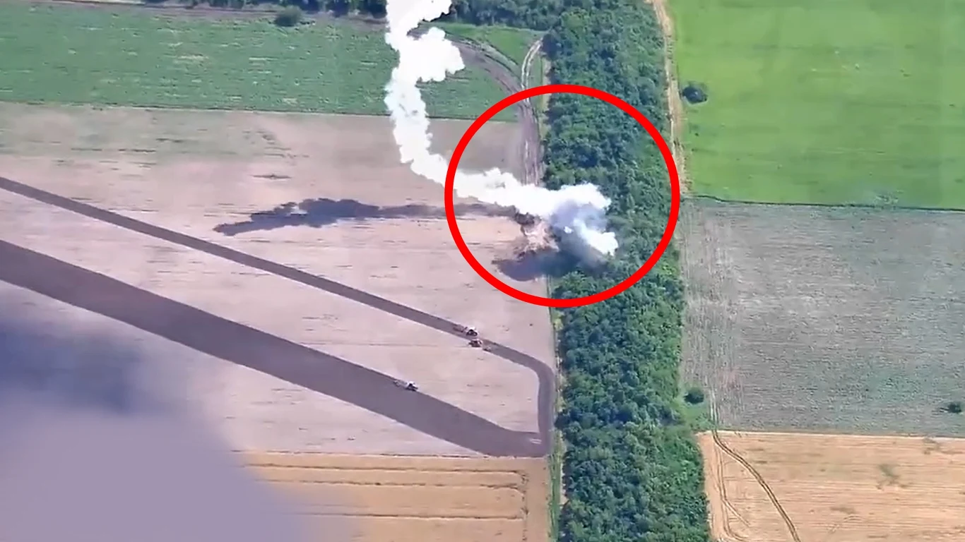 Rolnicy pracują na polu, a obok nich spadają bomby Rolnicy pracują na polu, a obok nich spadają bomby