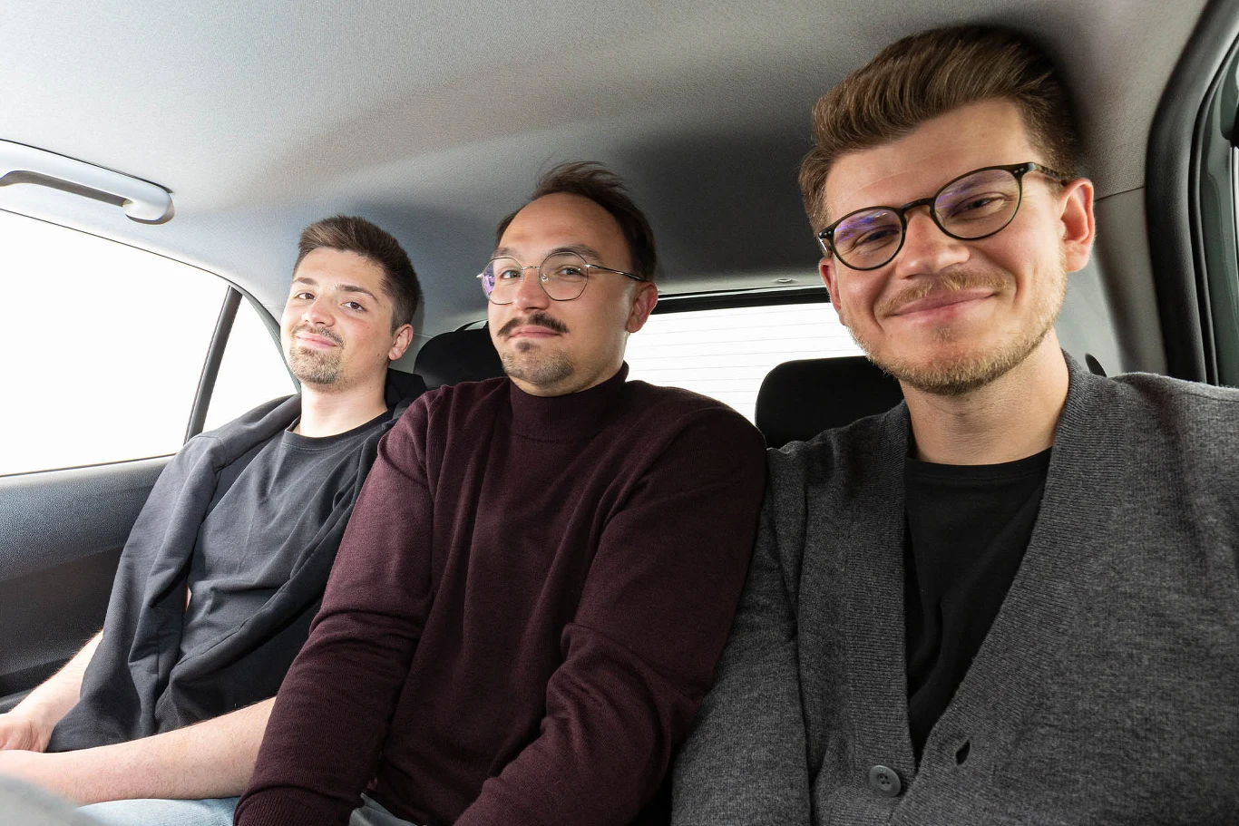 Na tylnej kanapie nowego Picanto zmieści się trzech redaktorów