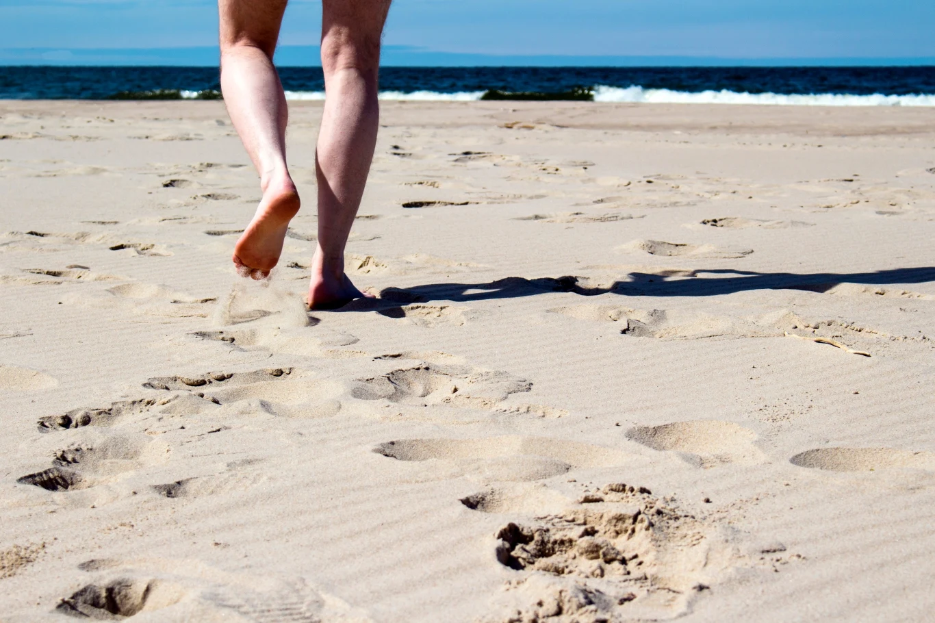 Tego, co kryje się w piasku, nie widzimy. Po plaży lepiej nie chodzić boso