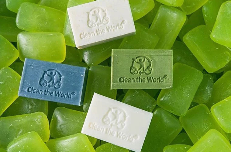 Kostki mydła produkowane w procesie recyklingu przez fundację Clean the World.