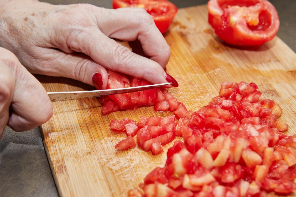 Pomidory mają małe pestki, które u osób z uchyłkami jelita grubego powodować mogą stany zapalne 