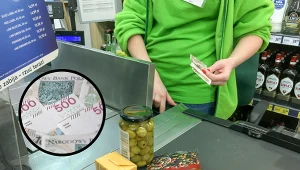 Płacisz banknotem 500 złotych za małe zakupy? Prawnik wyjaśnia, czy kasjer może ci odmówić sprzedaży