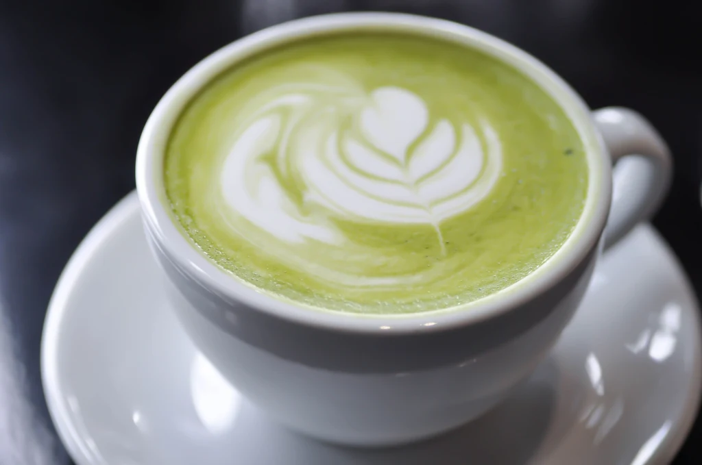 Matcha świetnie zastąpi kawę. można podawać ją z mlekiem w formie matcha latte