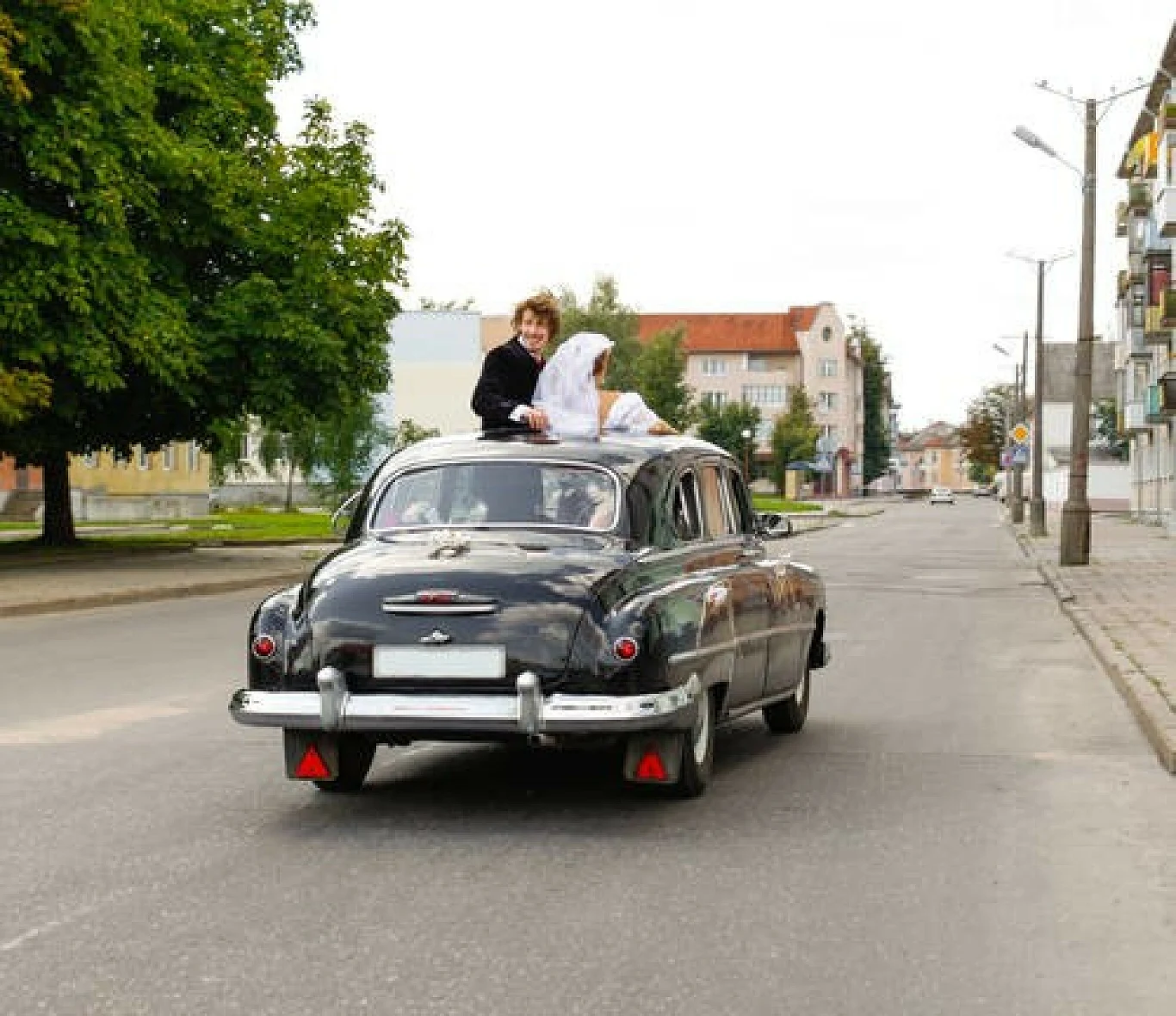 Nowożeńcy nie powinni zbaczać z drogi czy zawracać, może to oznaczać zawirowania w małżeństwie.