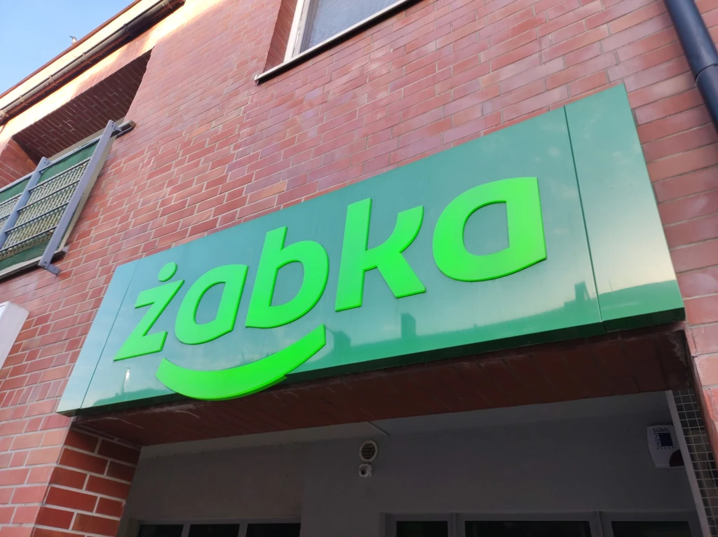 Żabka ma skuteczny sposób na kradzieże. Kasjerzy mówią, że miło już było