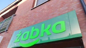 Żabka dołożyła do oferty nową usługę. Dotyczy naprawy i czyszczenia obuwia