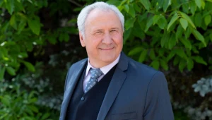 Jerzy (Andrzej Grabarczyk) w końcu dowie się, że zostanie dziadkiem