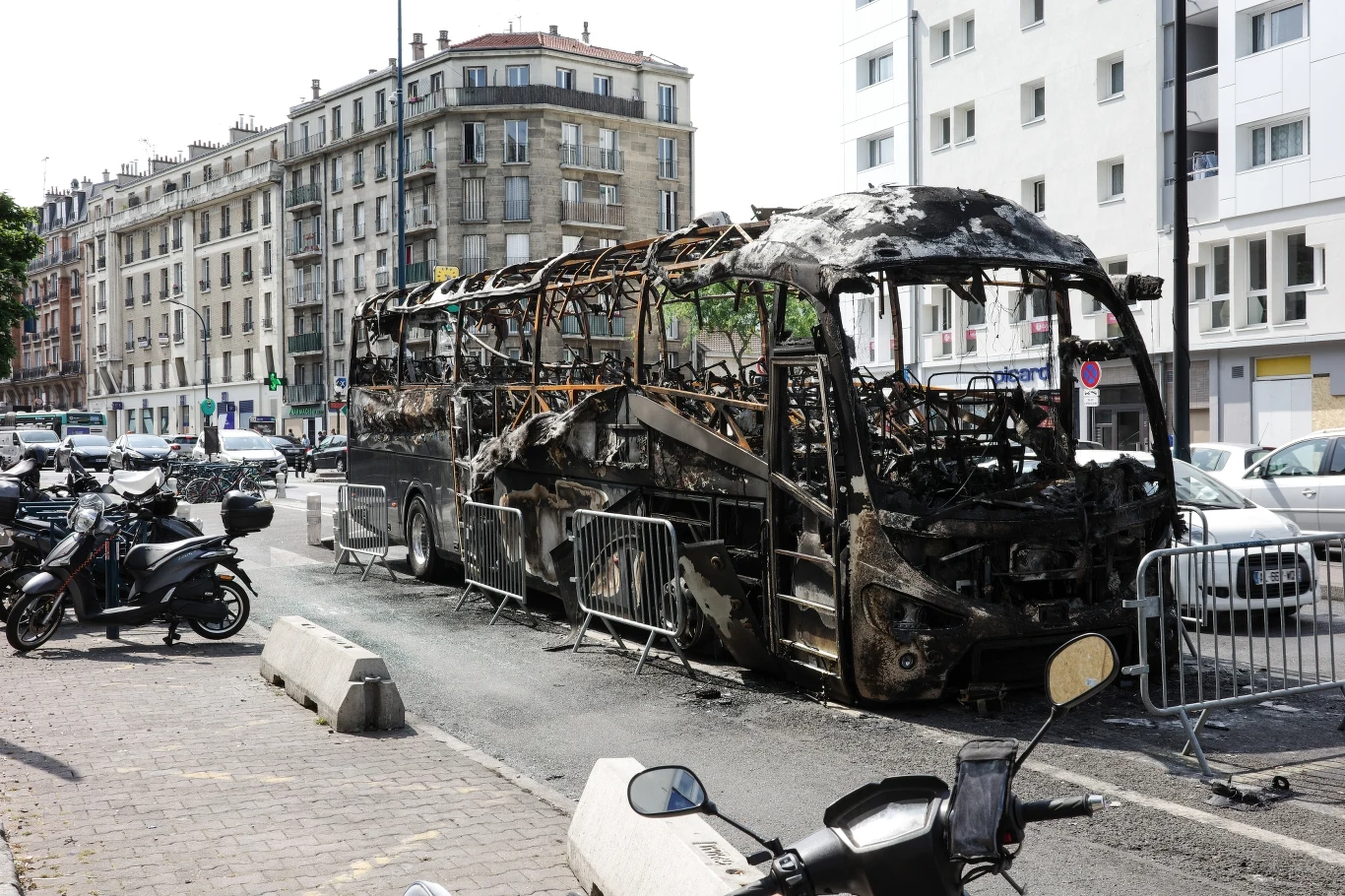 Wrak podpalonego przez demonstrujących autobusu, Pantin 