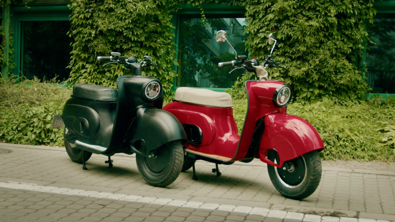 M50e będzie dostępny w różnych wariantach kolorystycznych, a bateria pozwoli przejechać nawet 150 km na jednym ładowaniu