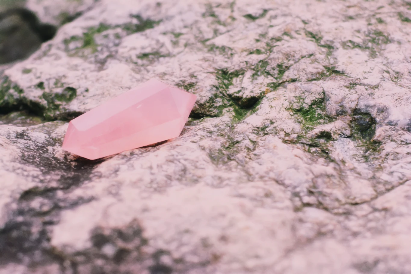 Różowy kwarc poleca się nosić singlom i osobom w stałych związkach, aby rozniecić miłosny płomień